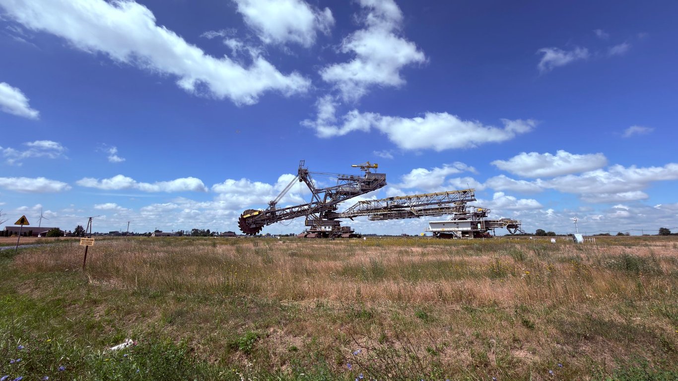 Earth Movers Near Me: How to Compare Local Rentals, Dealers, and Machine Fit