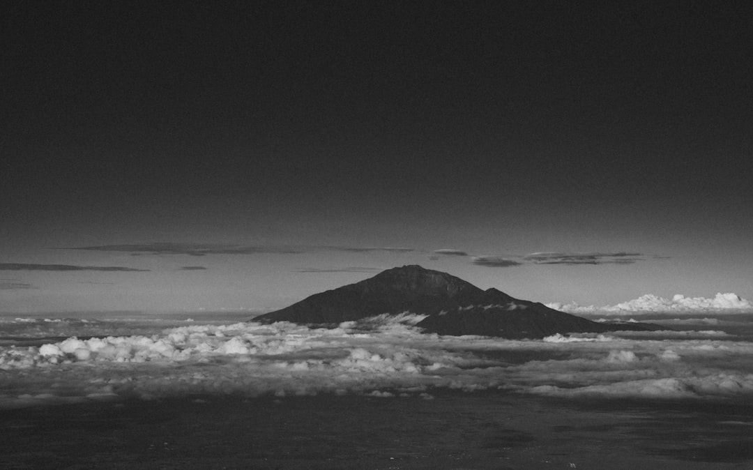 Climb Mount Kilimanjaro: A Practical Guide to Preparation, Gear, and Altitude Safety