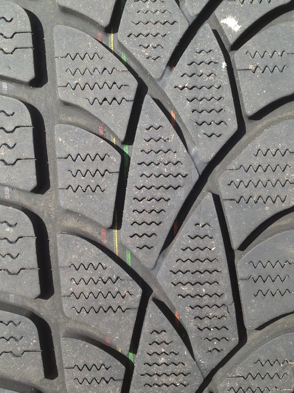 asymmetric tire tread