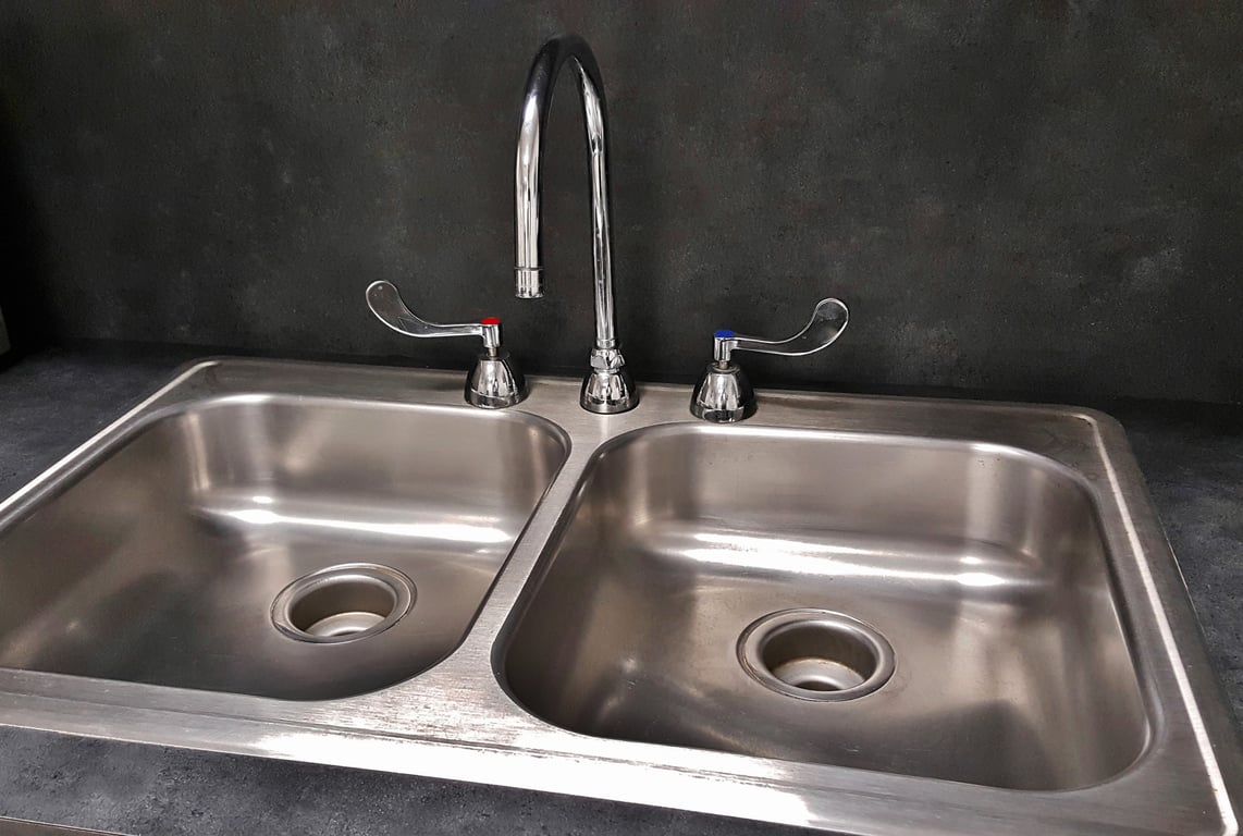 kitchen sink plumbing under cabinet