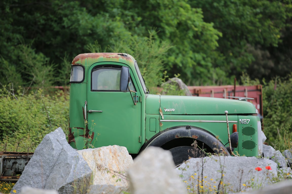Volvo semi truck repair shop