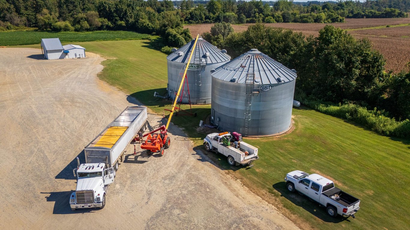 Truck and Tow: Match Capacity, Hitch, and Load Before You Haul