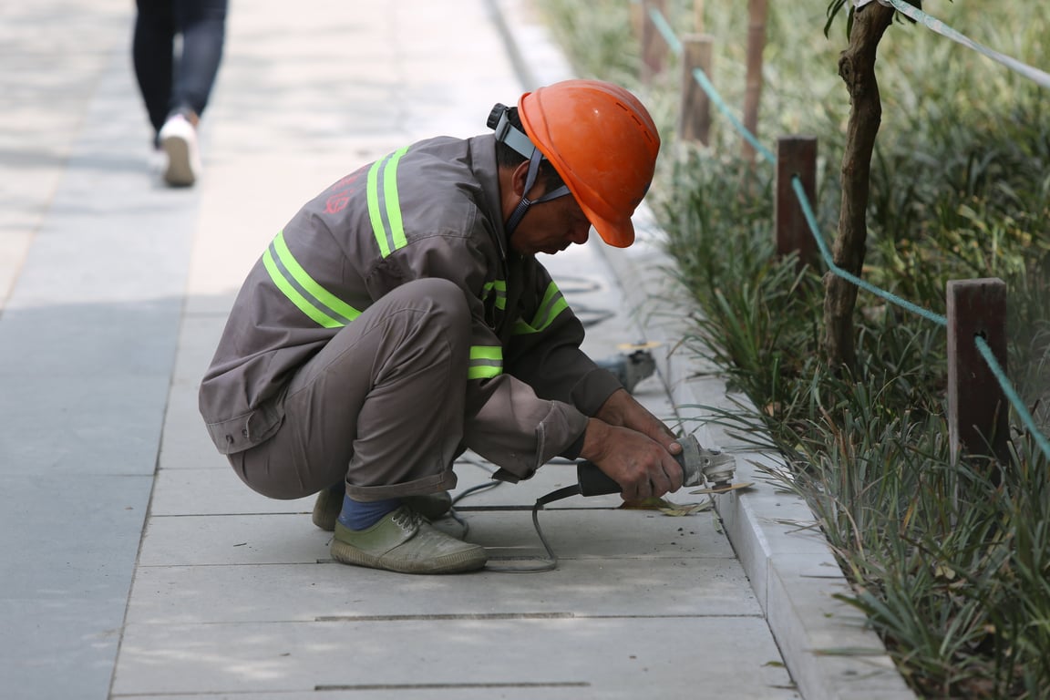 air conditioner repair technician
