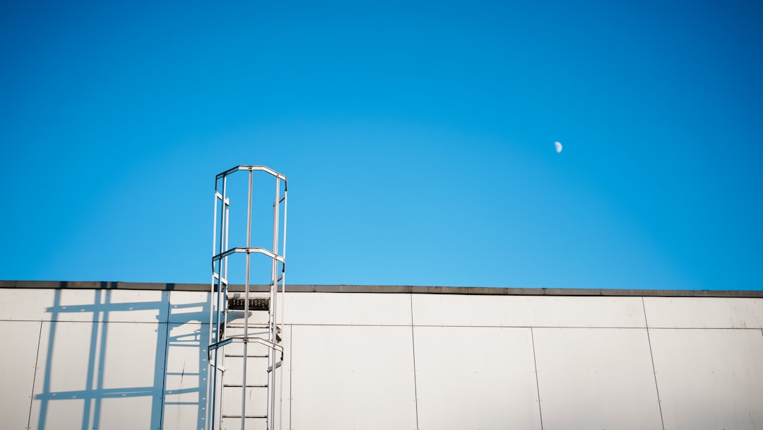 Warehouse Ladder With Platform: How to Choose the Right Model for Safe, Efficient Picking