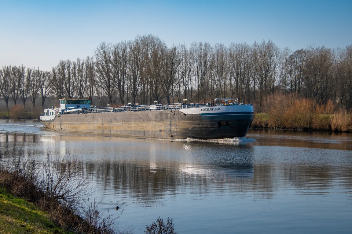 shallow water flats boat
