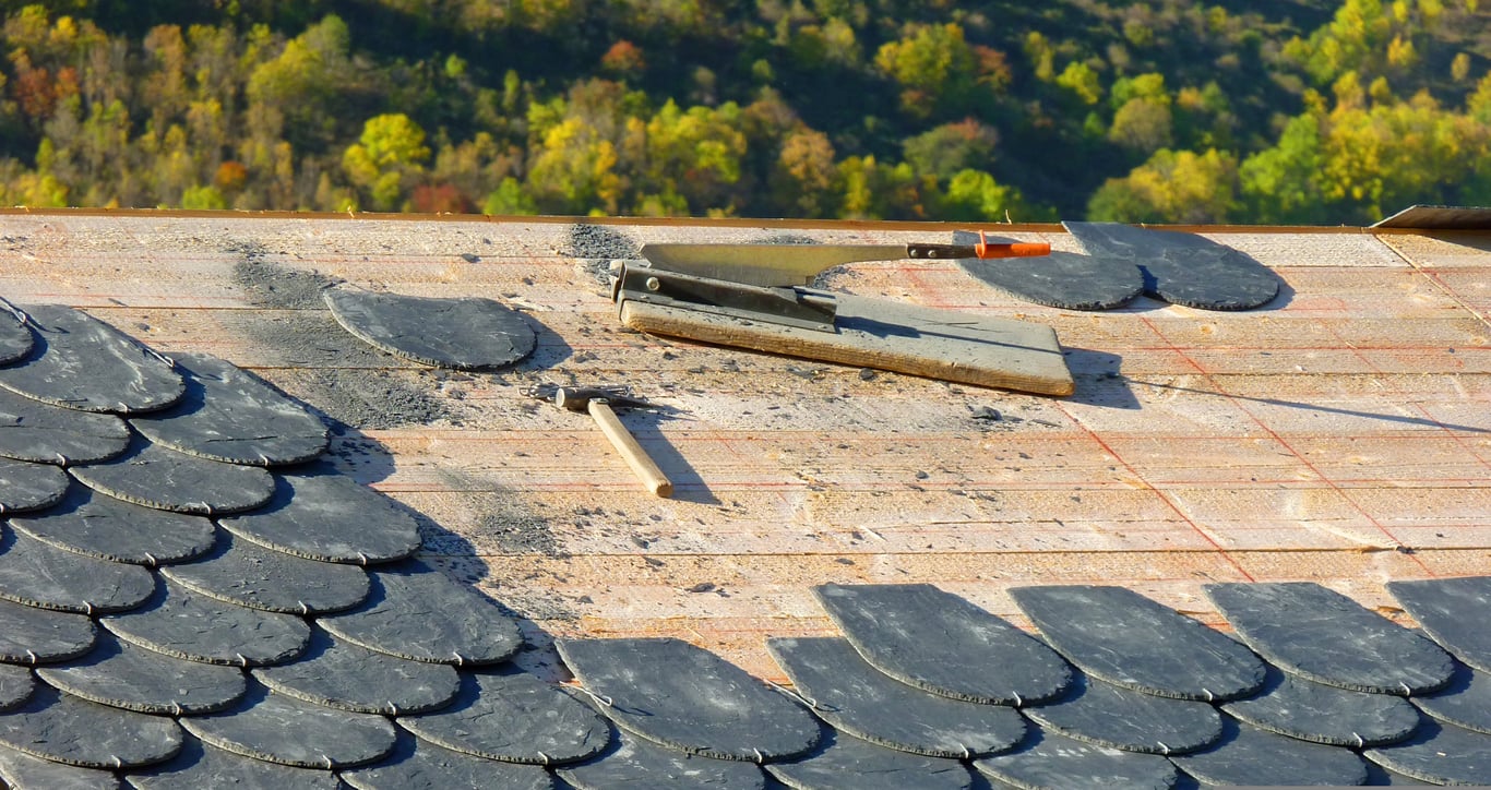 roofers replacing shingles