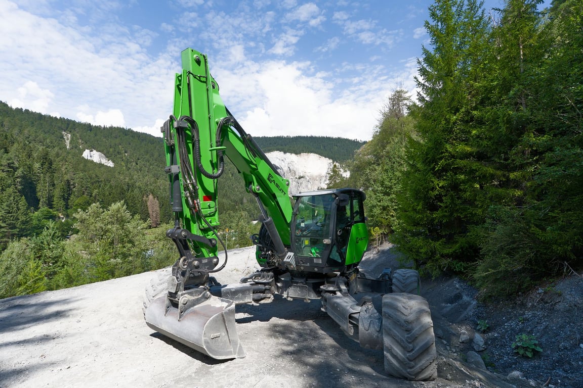 Big Earth Moving Equipment: How to Choose Machines That Match Your Jobsite Demands