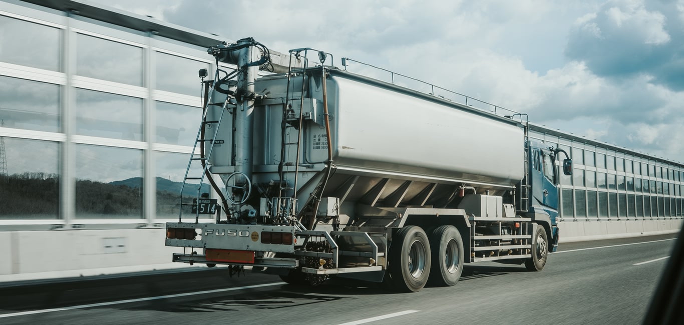 53-foot semitrailer truck highway
