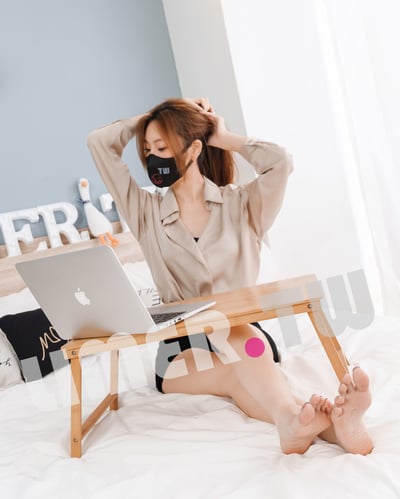 Limerence 語葳⋆Jaly OL 床上辦公 極品嫩足桌下露出 103p+17min 4K影片