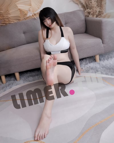 線上看 Inori 尻神降臨 渾圓屁屁 x 白嫩 裸足 雙重奏 17min 4K