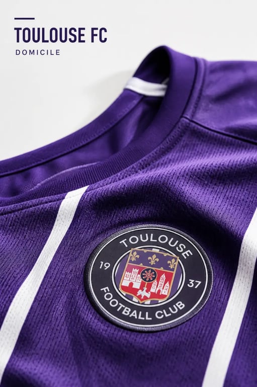 Maillot Toulouse foot domicile violet officiel en gros plan
