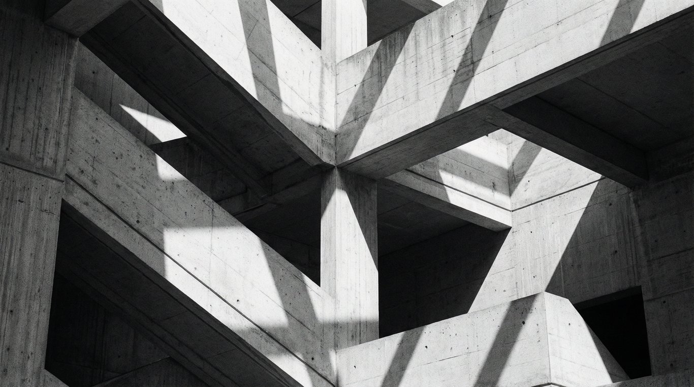 Architecture brutaliste noir et blanc, jeux d'ombres géométriques