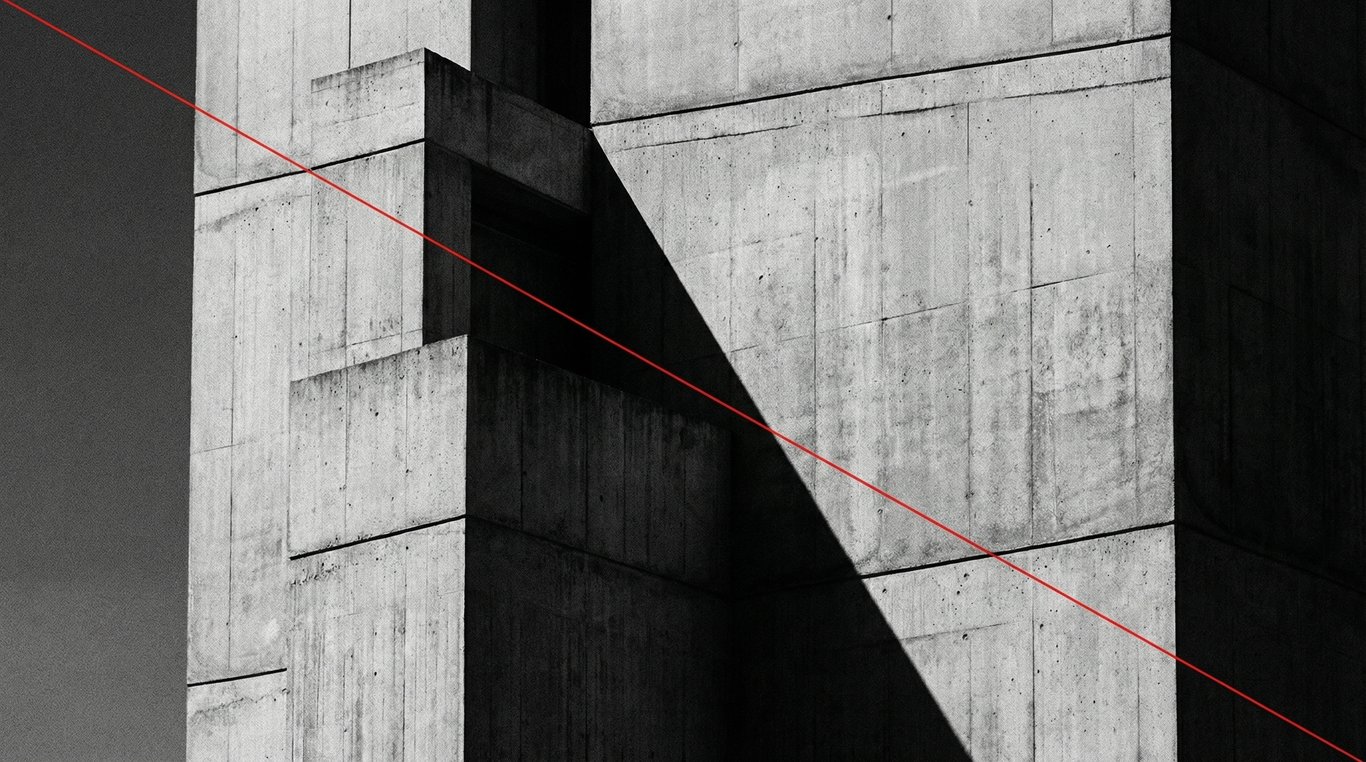 Architecture brutaliste en béton avec contraste fort et ligne rouge asymétrique