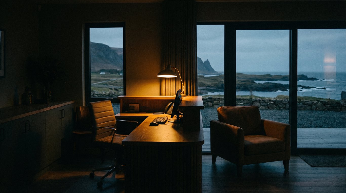 Un stylo plume de luxe posé sur un contrat en papier épais, éclairage tamisé de bureau