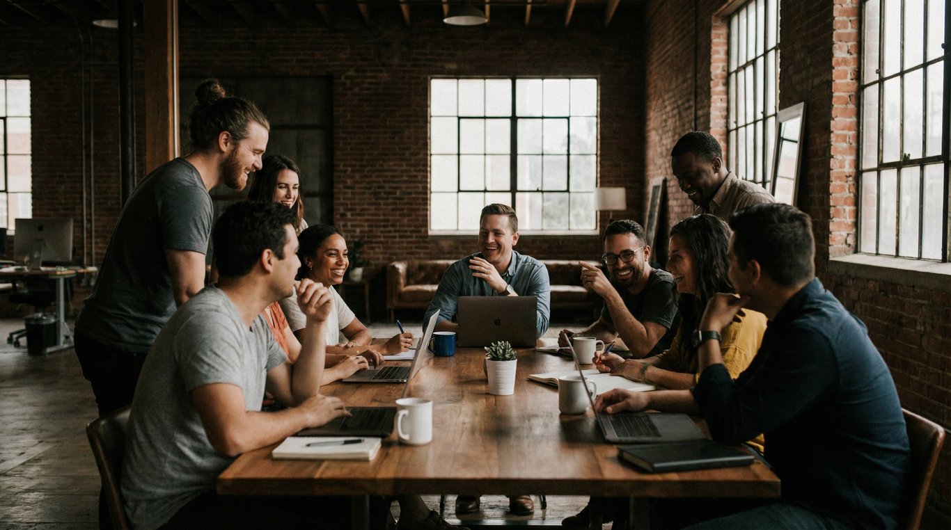 Portrait élégant et naturel d'Anna, la photographe et rédactrice d'Anna Voyage, lumière naturelle douce, fond flou d'un café parisien