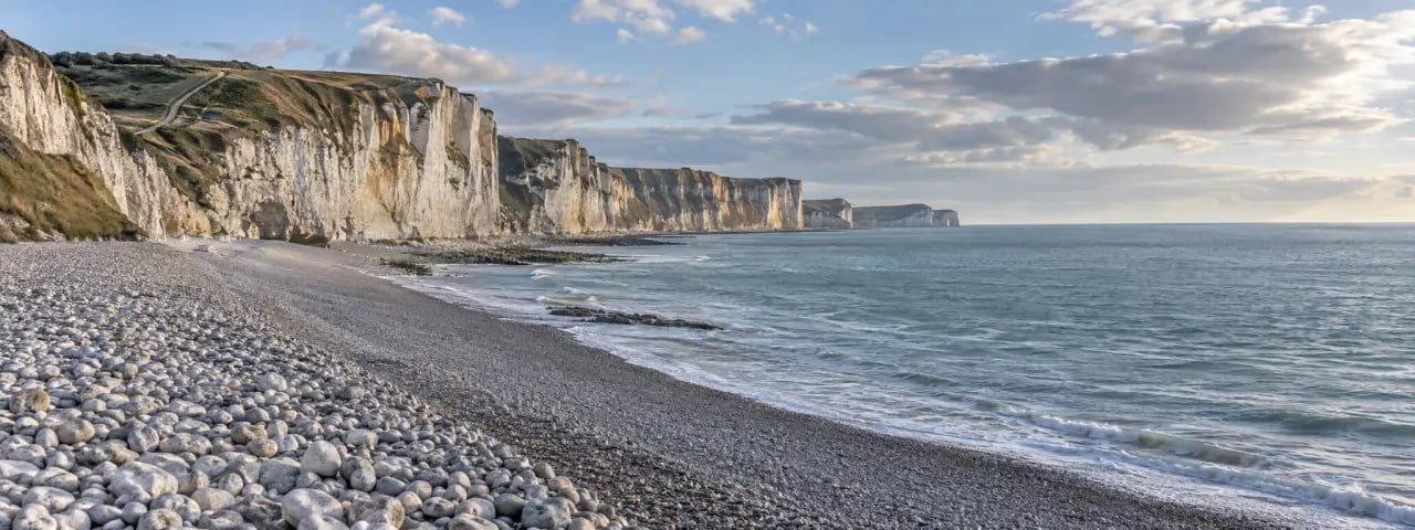 Plage d’Antifer entre galets, falaises et mer sur la côte d’Albâtre