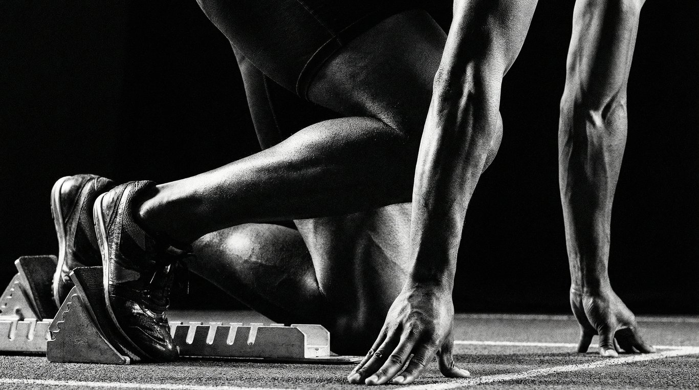 Sprinteur dans les starting-blocks, noir et blanc contrasté