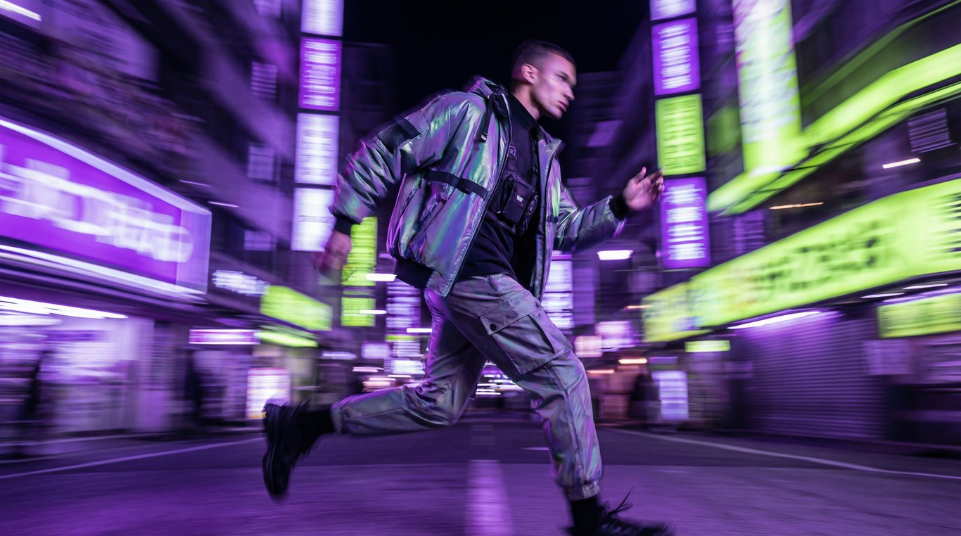 Mannequin mode futuriste avec éclairage néon