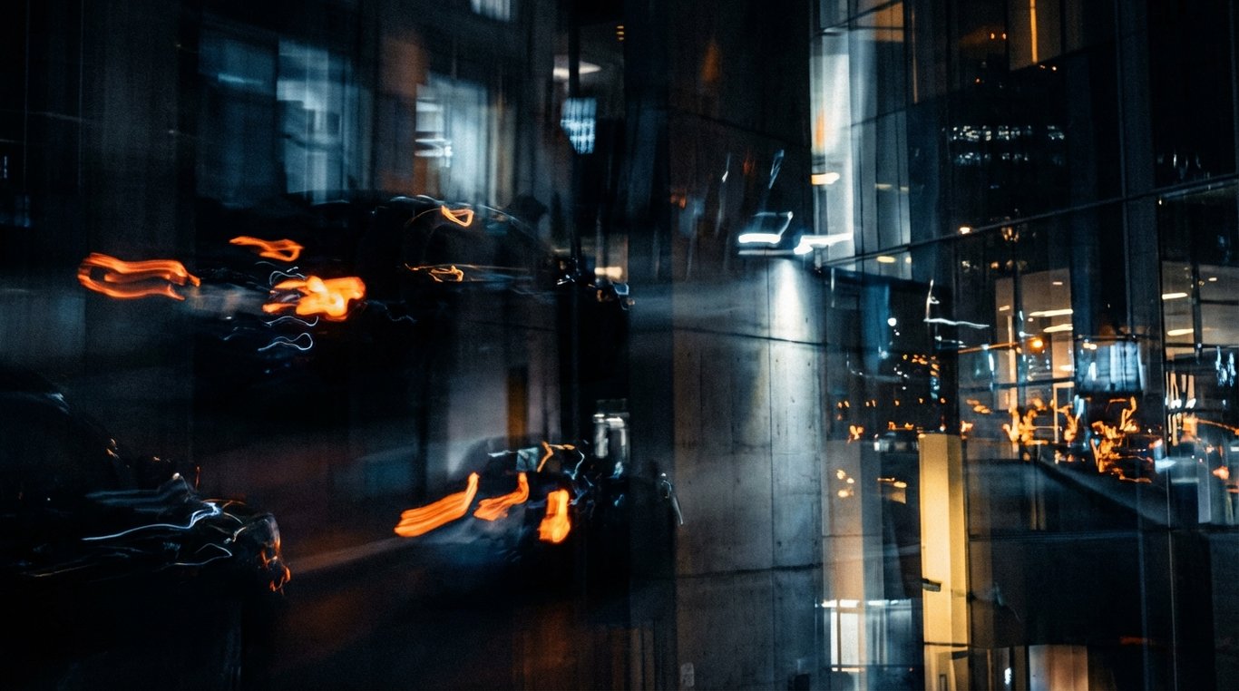 Portrait en clair-obscur de Sofia Keller, photographe contemporaine