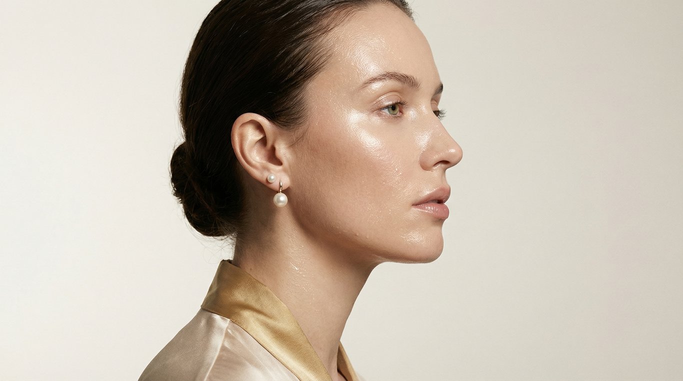Portrait d'une femme à la peau lumineuse et hydratée