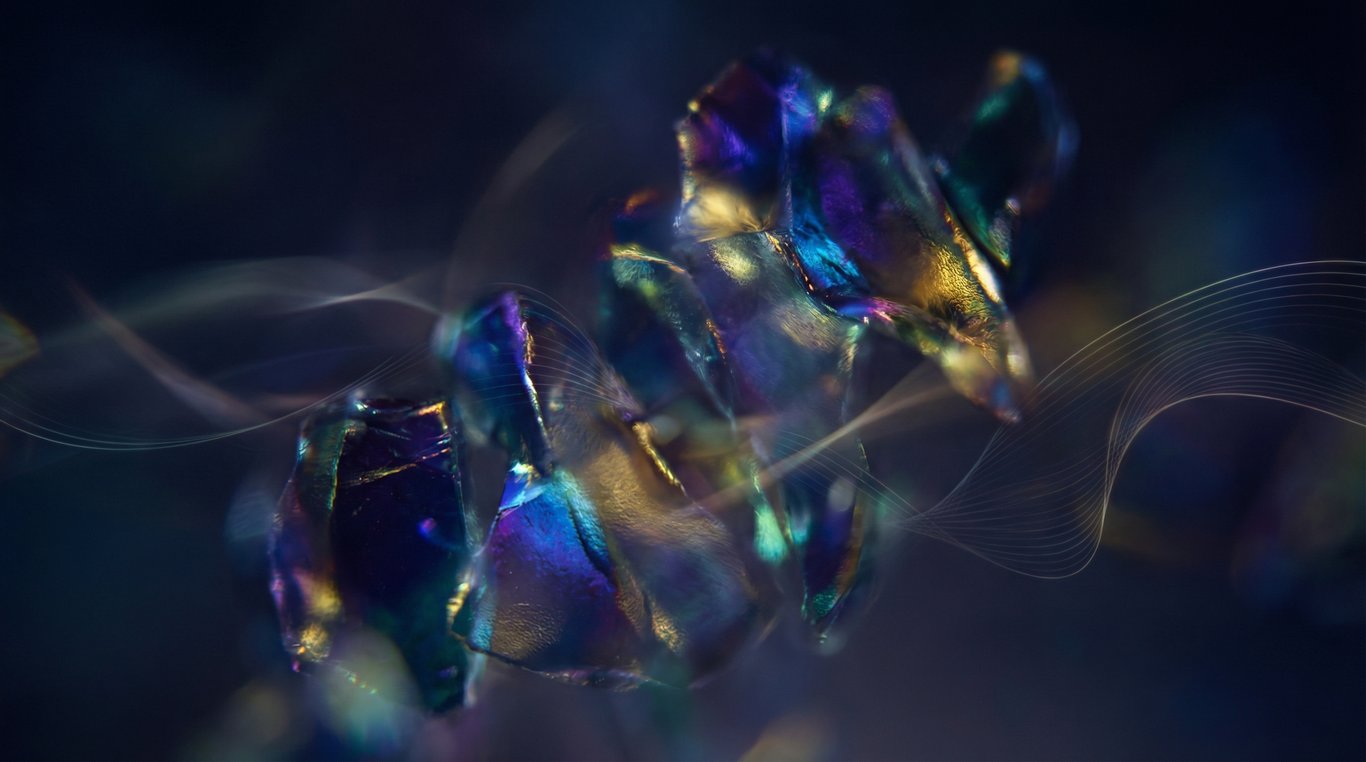 Vue rapprochée d’un projecteur vidéo et faisceaux lumineux dans l’espace d’exposition