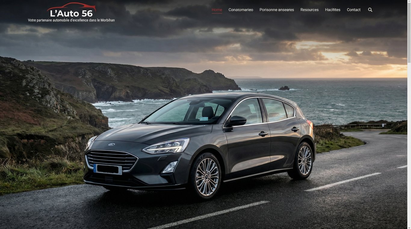 Photo d'une Ford Focus grise garée devant un bâtiment moderne