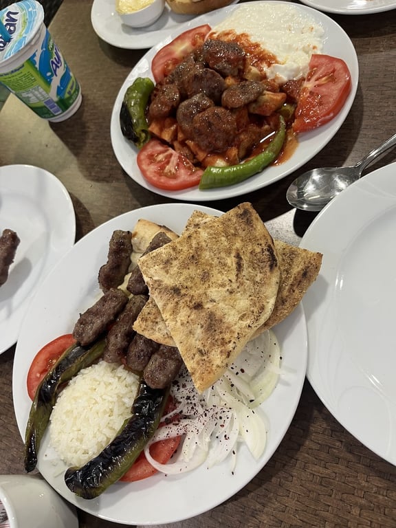 Tarihi Yeşil Pideli Köfte & Izgara Salonu