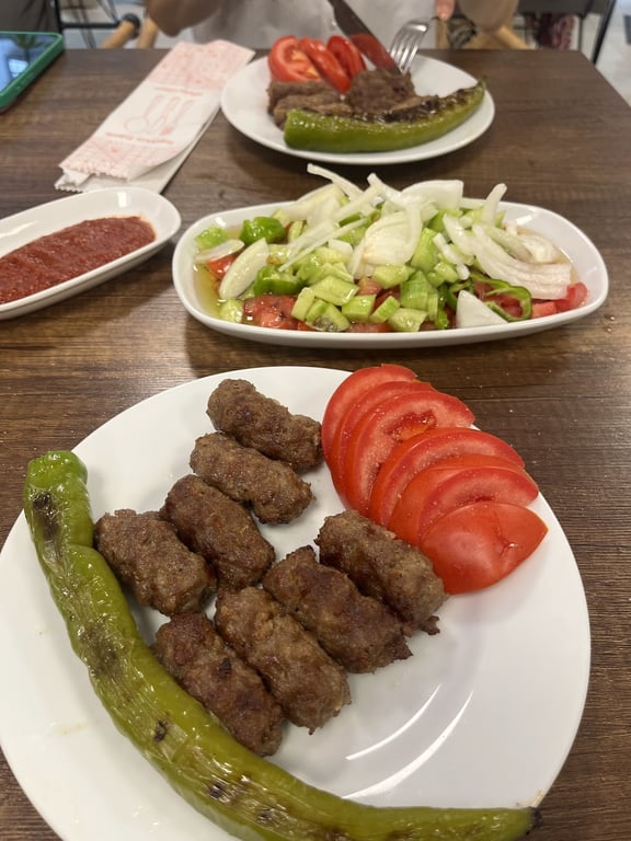 Bigalı Canbaz Aile Izgara Köfte Salonu