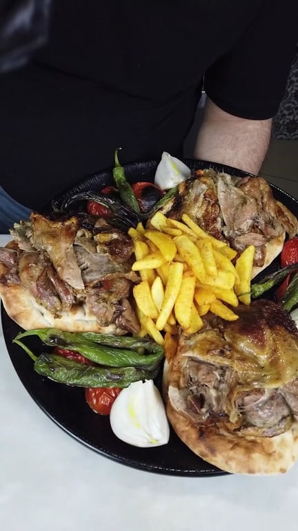 Kebapçı Hüseyin Usta Khu Karaman'ın Gece Kebapçısı