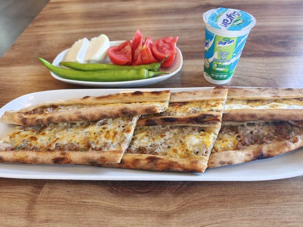 Konyalı Sami Usta Yeşil Meşelik Pide Kebap Salonu