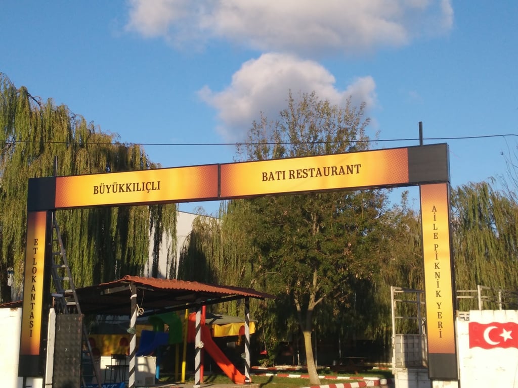 Büyük Kılıçlı Batı Restaurant Aile Piknik Bahçesi — Foto 1