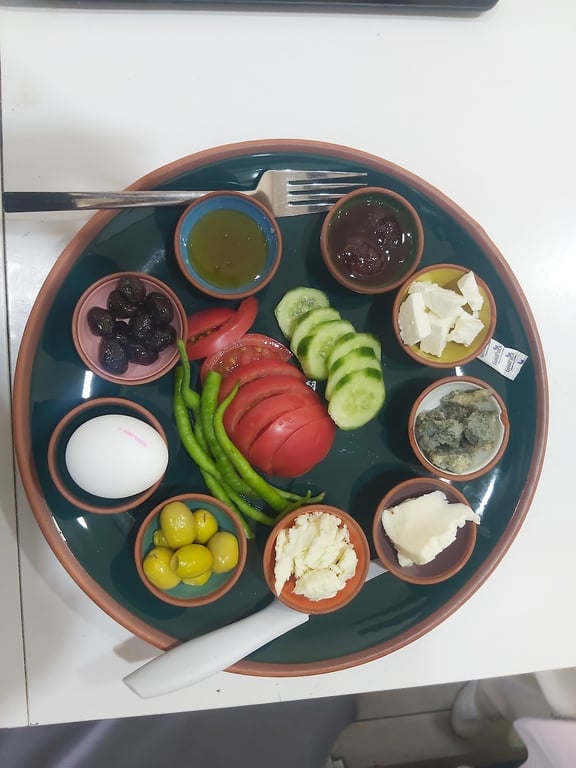 Hakkâni Saç Böreği ve Kahvaltı
