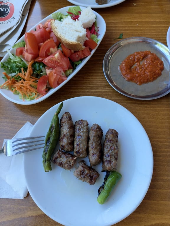 Meşhur Köfteci Cemil (50 Yıllık Lezzet)