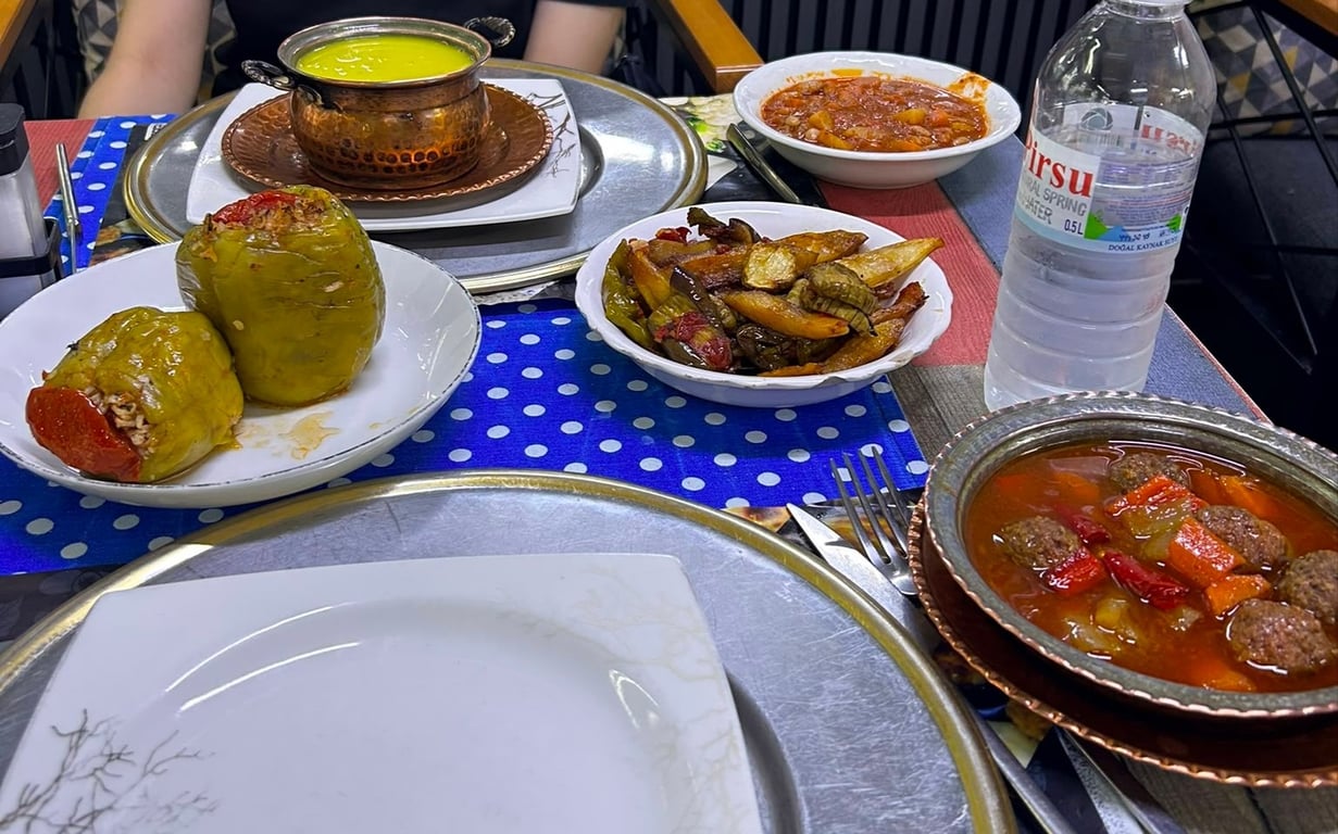 İzmir Tarihi Asansör Göveç'te Yöresel Yemekler