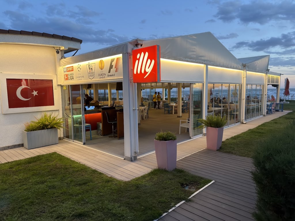Q Beach Restaurant & Lounge