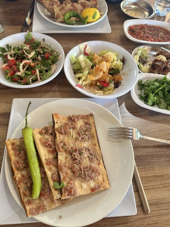 Hacıoğlu Izgara Etliekmek Serpme Kahvaltı