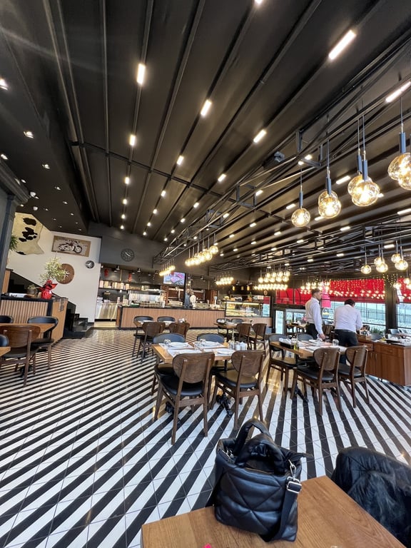 Benekli Kız Köfte Sucuk Burger