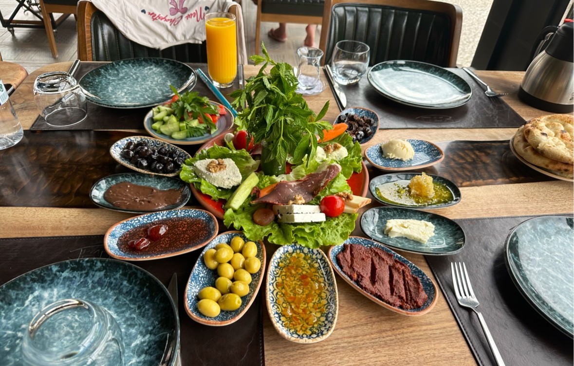 Kmu Mehmet Usta — Foto 2