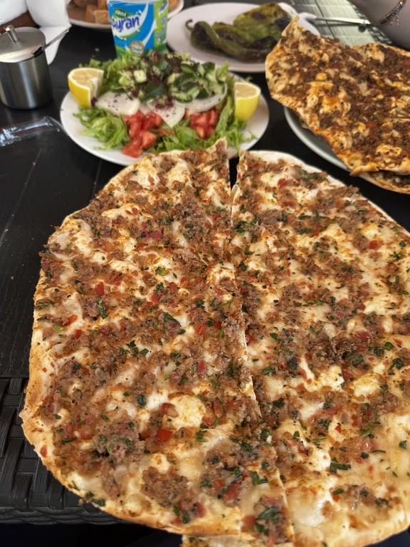 Salihoğlu Pide Lahmacun Ve Döner Salonu