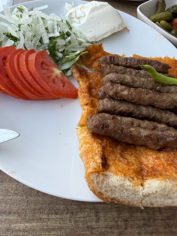 Meraklı Köfteci