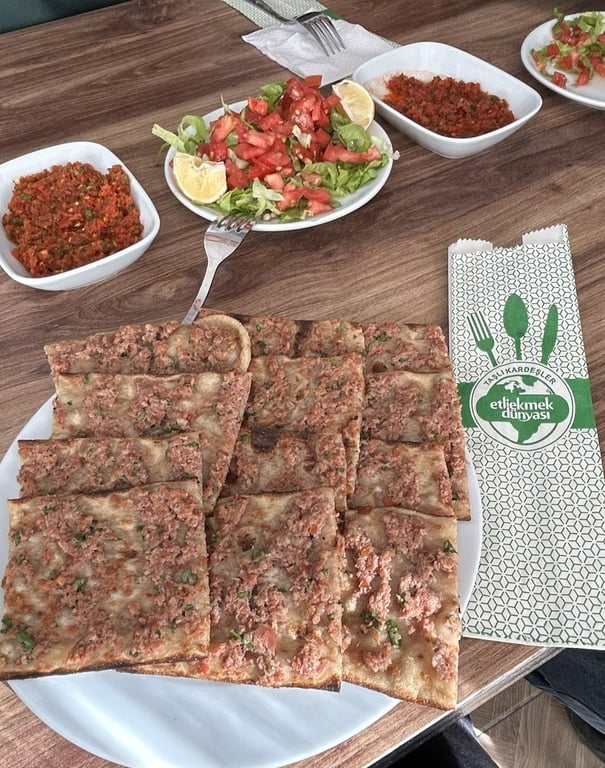 Taşlı Kardeşler Etliekmek Dünyası