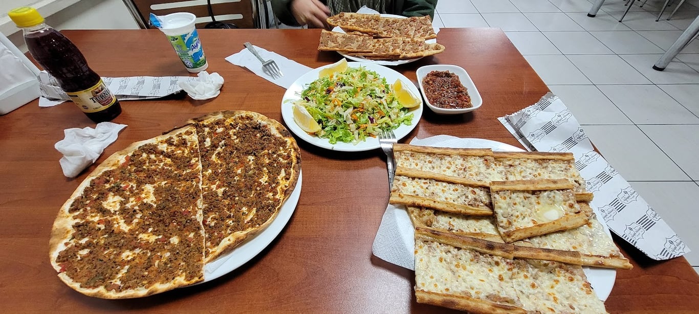 Acaroğlu Etliekmek & Tahinli Pide