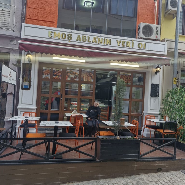 Emoş Ablanın Yeri 01
