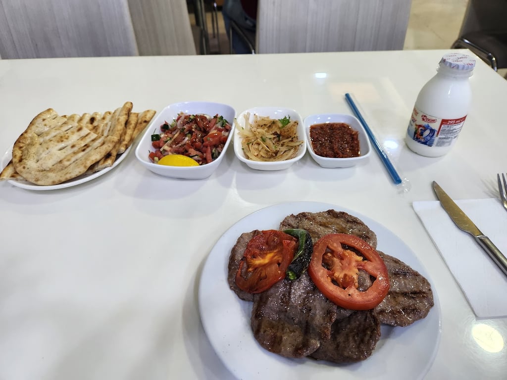 Köfteci Adem Usta (Kardeşler Kebap)