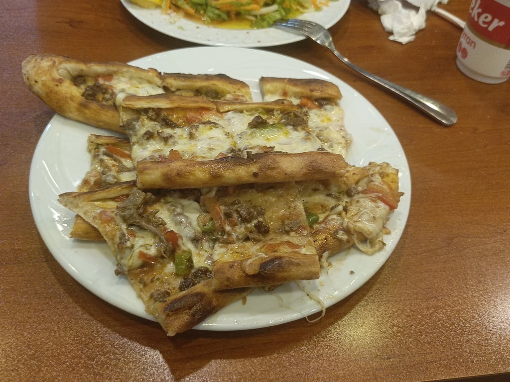 Meşhur Yeni Karadeniz Pide Ve Kebap Salonu