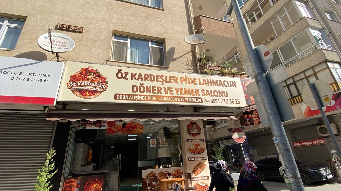Öz Kardeşler Yemek Döner Pide Lahmacun salonu