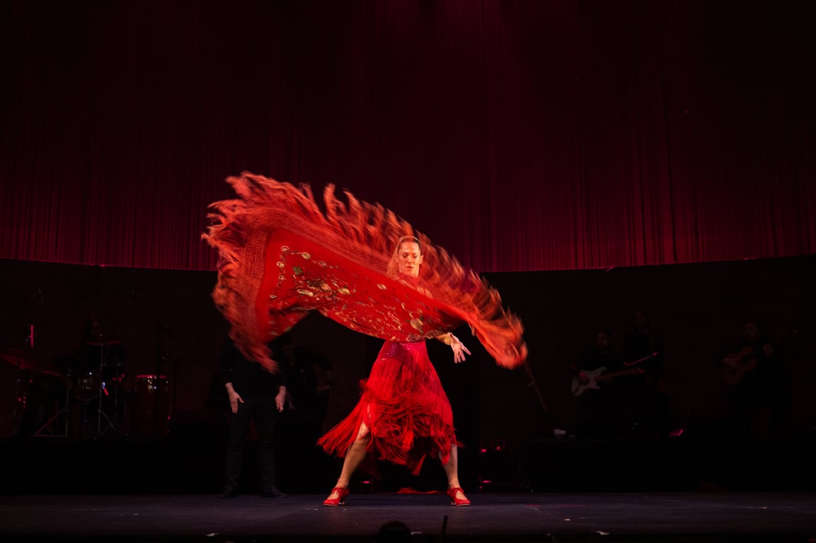 Siudy Garrido performing