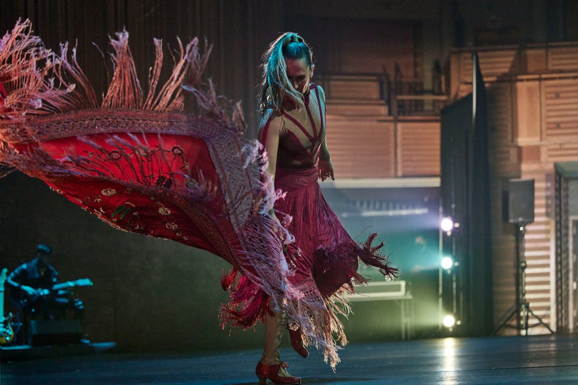 Siudy Garrido dancing flamenco with a red mantón