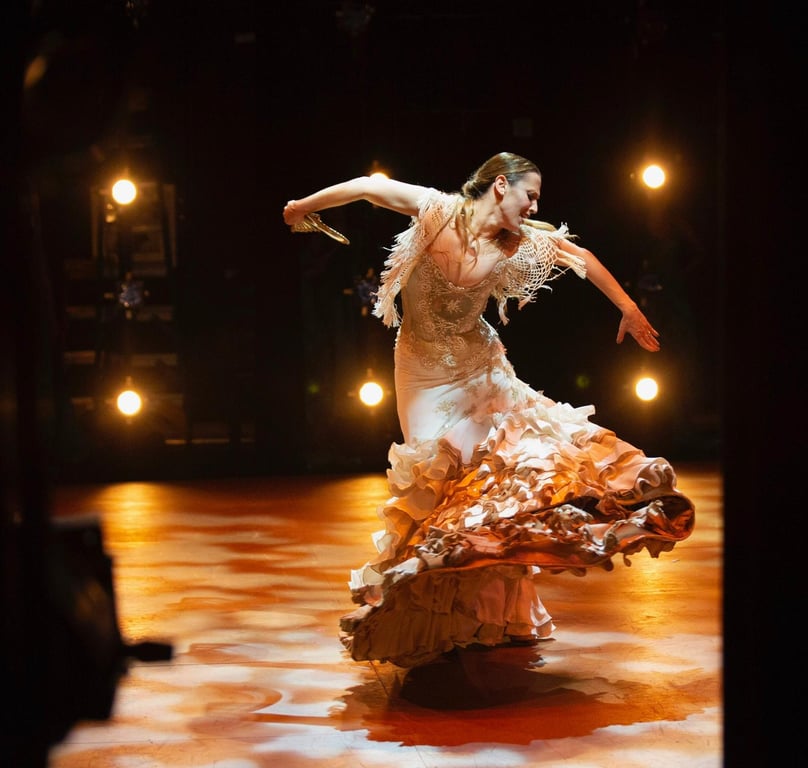 Siudy Garrido performing with bata de cola