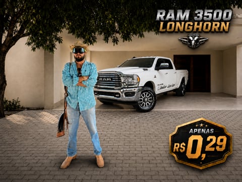 RAM 3500 Longhorn branca ao lado do organizador da campanha